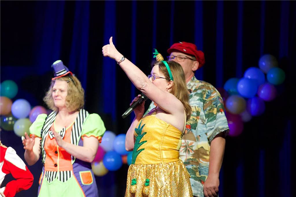 Beim Kinderkarneval feierten am Sonntag viele Eltern mit ihren Kindern in der ASG-Aula in Castrop.