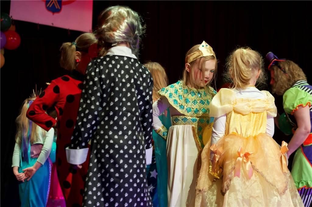 Beim Kinderkarneval feierten am Sonntag viele Eltern mit ihren Kindern in der ASG-Aula in Castrop.