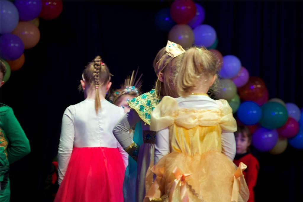 Beim Kinderkarneval feierten am Sonntag viele Eltern mit ihren Kindern in der ASG-Aula in Castrop.