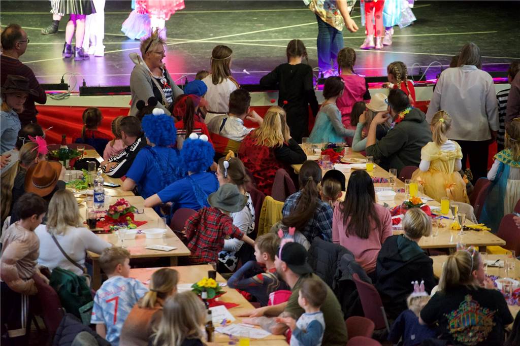 Beim Kinderkarneval feierten am Sonntag viele Eltern mit ihren Kindern in der ASG-Aula in Castrop.