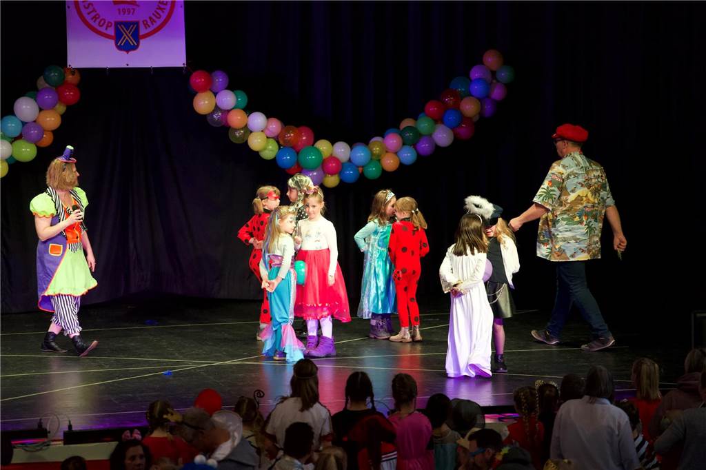 Beim Kinderkarneval feierten am Sonntag viele Eltern mit ihren Kindern in der ASG-Aula in Castrop.