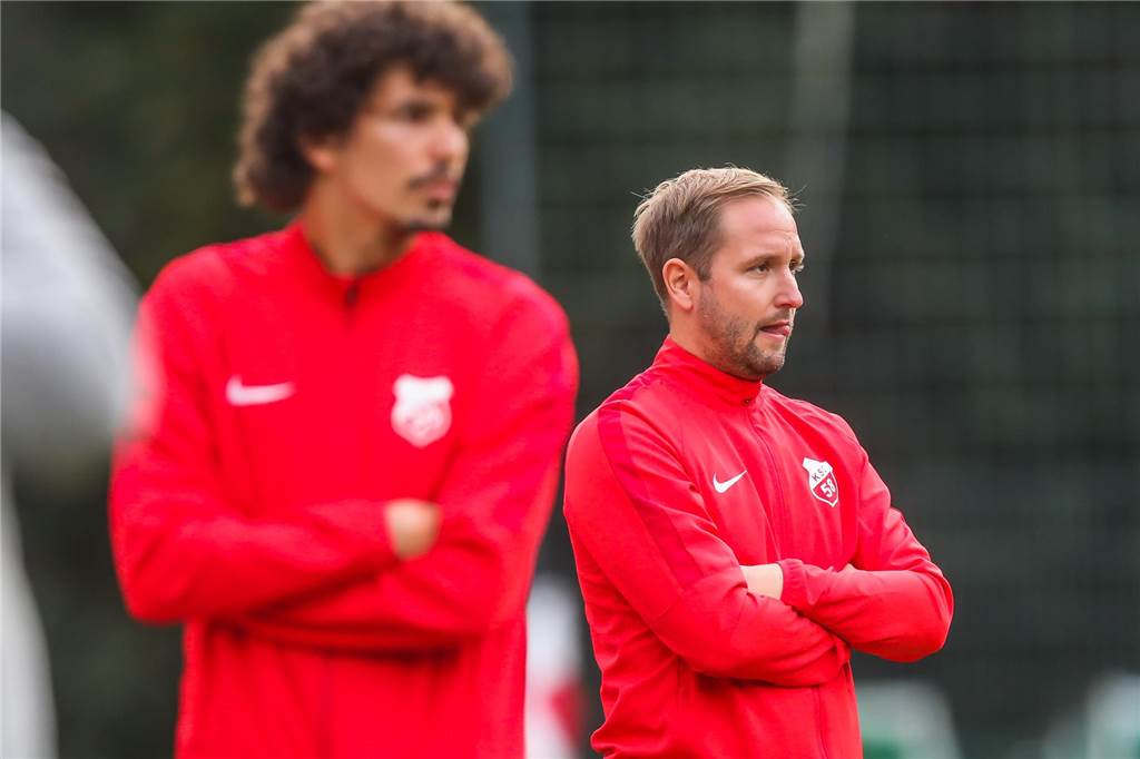 Beim Kirchhörder SC assistierte Karim Bouasker (l.) Sascha Rammel.