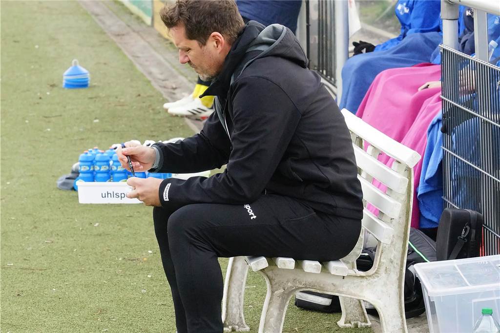 Wann hat die Achterbahnfahrt des Königsborner SV wieder ein Ende? Beim Königsborner SV ist Trainer Arndt Kempel auf der Fehleranalyse.