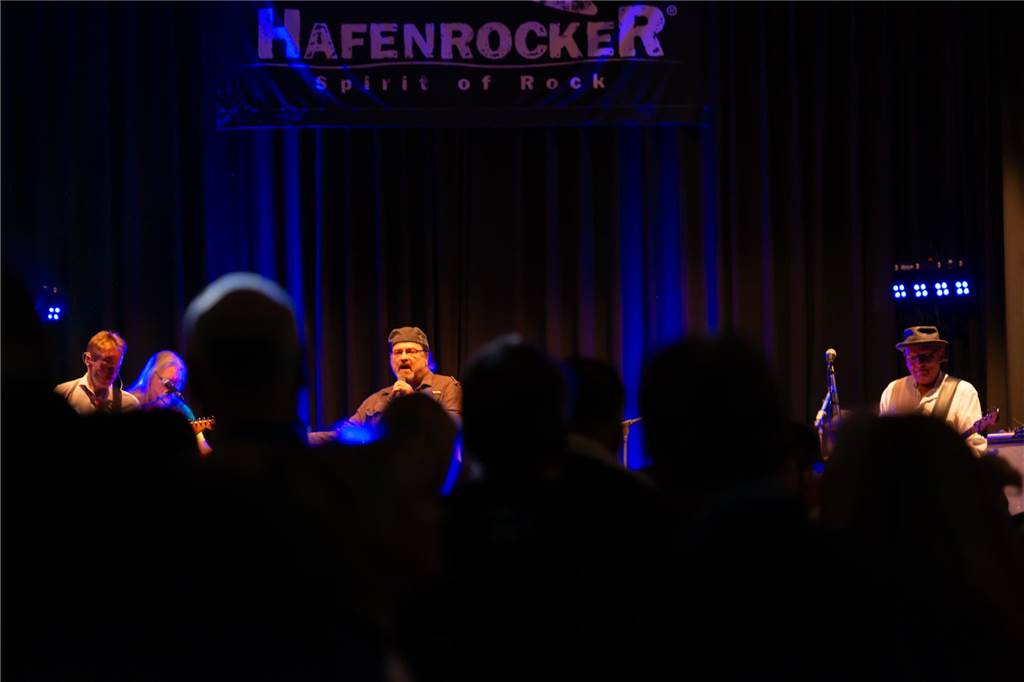 Beim Konzert der Lions heizten die Hafenrocker aus Selm dem Publikum ein. Die 400 Besucher hoffen auf eine Wiederholung.