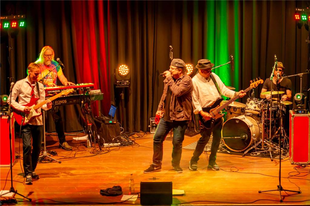 Beim Konzert der Lions heizten die Hafenrocker aus Selm dem Publikum ein. Die 400 Besucher hoffen auf eine Wiederholung.