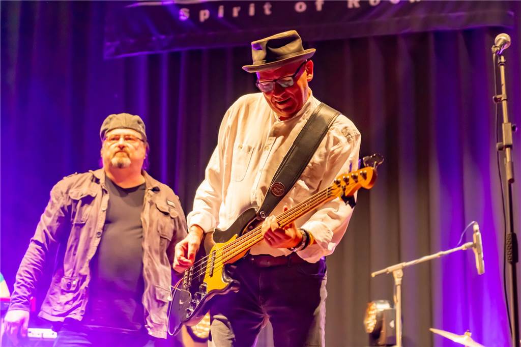 Beim Konzert der Lions heizten die Hafenrocker aus Selm dem Publikum ein. Die 400 Besucher hoffen auf eine Wiederholung.