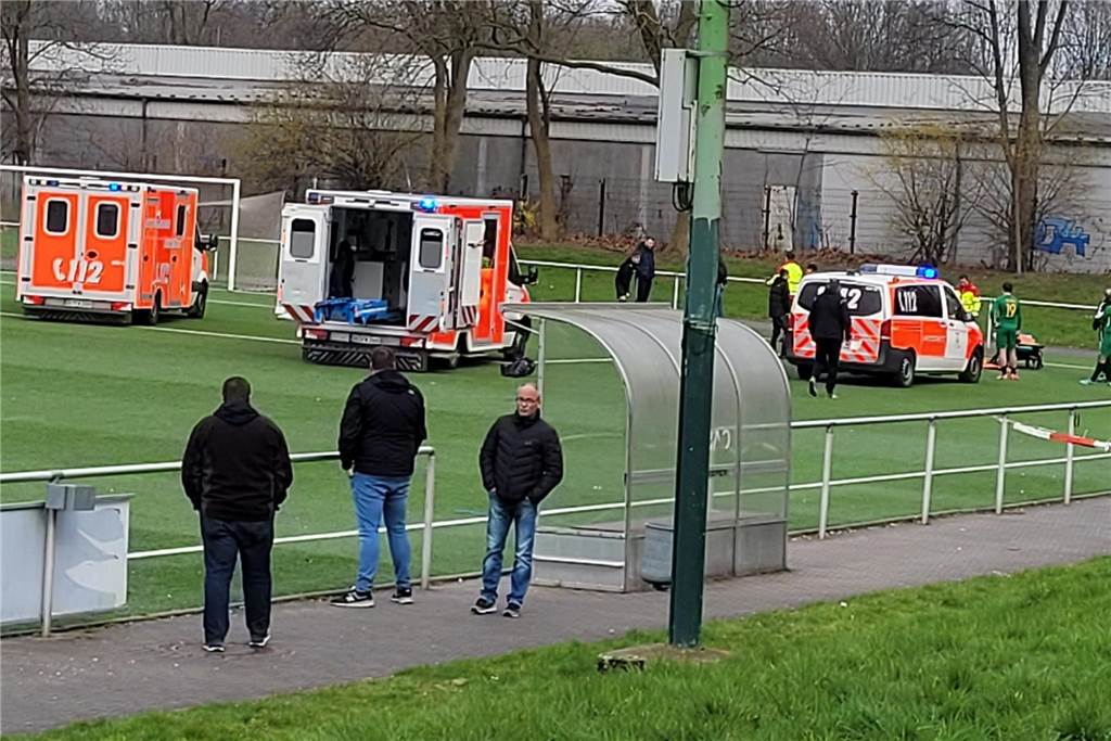 Beinbruch in Dortmunder B-Liga: Spieler wurde erfolgreich operiert Krankenwagen stehen auf einem Fußballfeld.