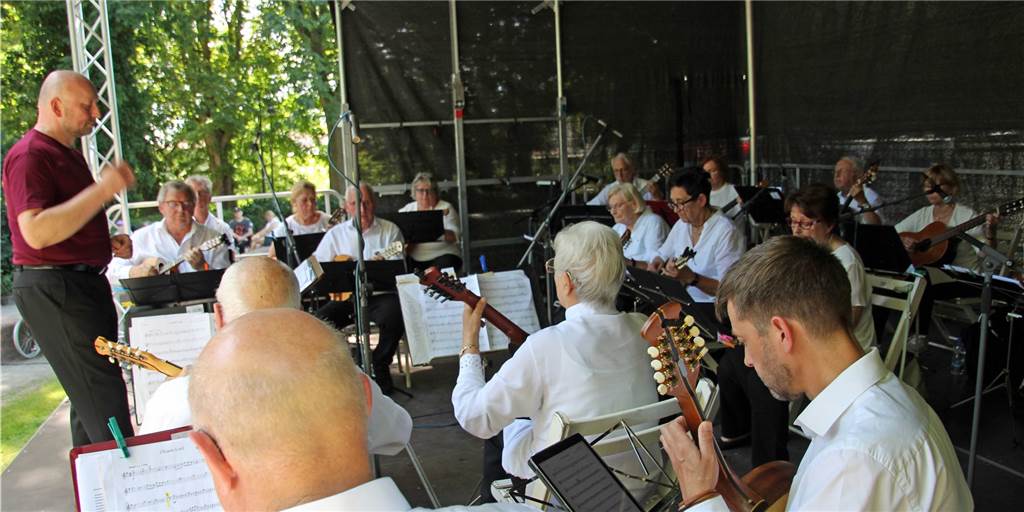 Mit Fotostrecke: So viel war beim Kurkonzert am Gradierwerk los Musiker auf einer Bühne