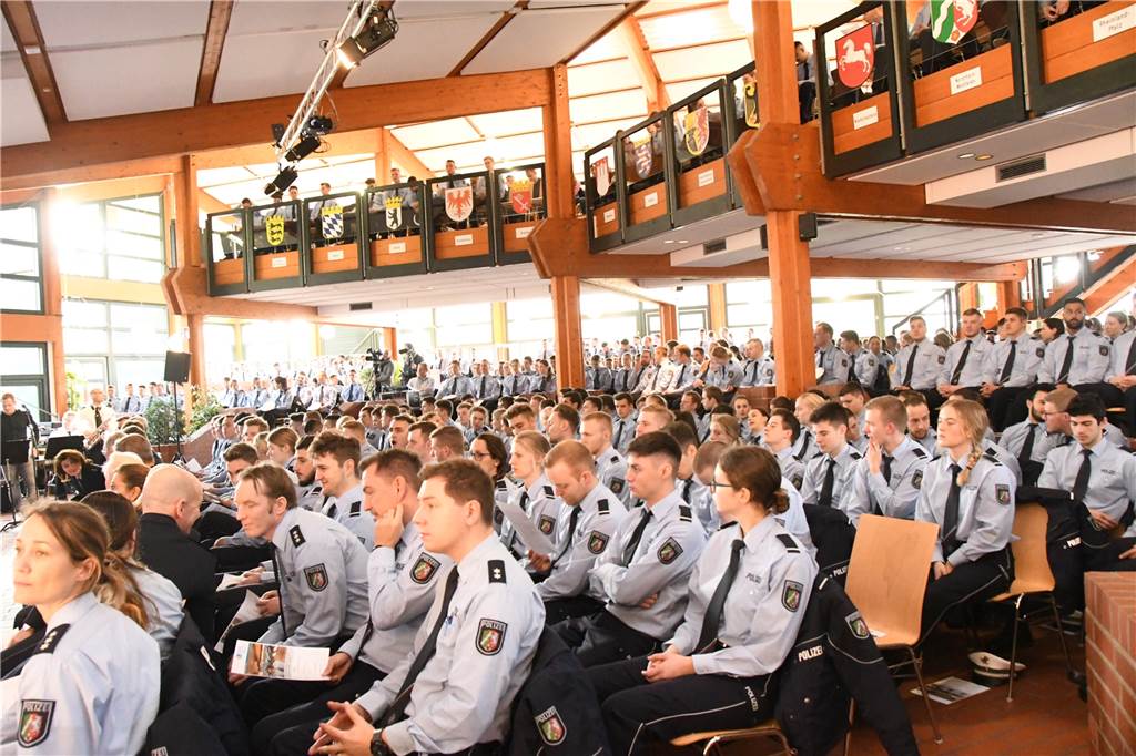 Polizei in Bork: Erster Tag in Uniform - Zwischen „Tatort“ und Tatort liegt die Ausbildung Beim LAFP begann die Hälfte des aktuellen Ausbildungsjahrgangs ihr Training. Mehr als 600 weitere junge Frauen und Männer streben die Polizeilaufbahn in NRW an.