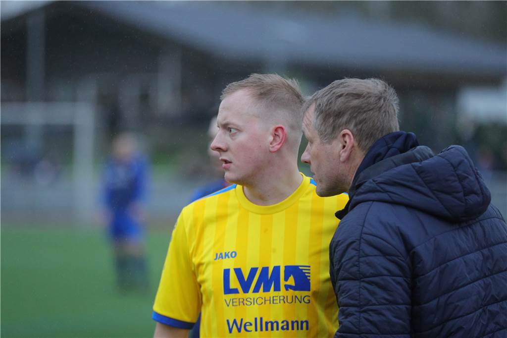 SG Massen stellt den „richtig geilen Innenverteidiger“ Dennis Idczak vor Beim Landesligisten SV Herbern, hier mit Ex-Trainer Holger Möllers, war Dennis Idczak über viele Jahre gesetzt.
