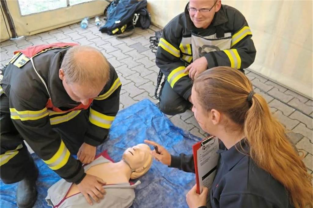 Einsatzkräfte hautnah: 80 Feuerwehrgruppen im Leistungstest Beim Leistungsnachweis müssen die Einsatzkräfte auch ihr Können in Erster-Hilfe unter Beweis stellen. Insgesamt vier Stationen muss jede Gruppe möglichst schnell absolvieren.