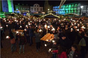 Beim "leuchtenden Finale" des Werner Weihnachtsmarkts 2019 erstrahlten Wunderkerzen auf dem Kirchhof.