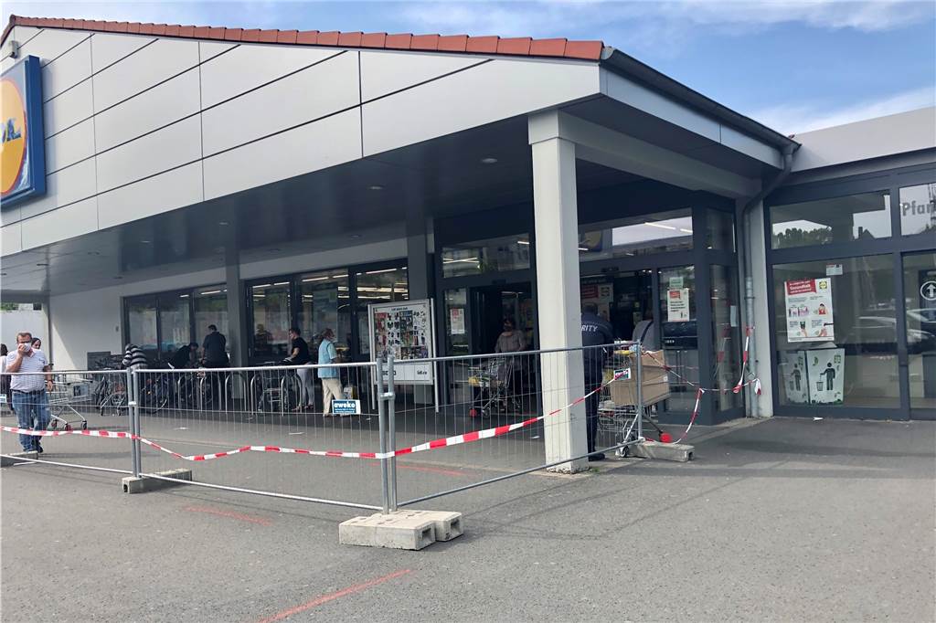Zwei Wochen Maskenpflicht: Dortmunder Geschäfte ziehen erstes Fazit Beim Lidl an der Kaiserstraße prägen auch Anfang Mai noch Absperrzäune, Flatterband und ein Sicherheitsmann das Bild am Eingang.