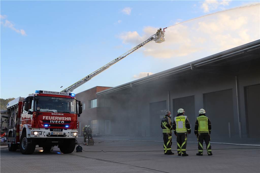 Mit Video: Menschen in Gefahr – Feuerwehrleute in verrauchter Halle aktiv Beim Löschangriff von außen kam auch die Drehleiter zum Einsatz. Diese musste kurz darauf noch im Ernstfall unterstützen.