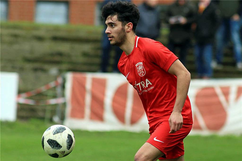 Ex-Alstedder wechselt zum FC Nordkirchen: Dort trifft er auf einen alten Bekannten Hakan Uzun im Trikot des Lüner SV am Ball