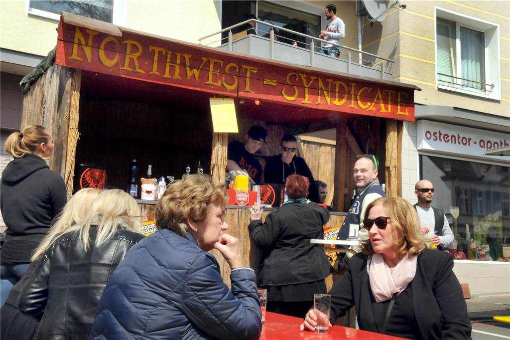Warum die Polizei bei jeder Party im Bandidos-Heim in Westhofen die Besucher kontrolliert Beim Maifest in Westhofen sind die Bandidos schon Mal mit einer Cocktailbar dabei.