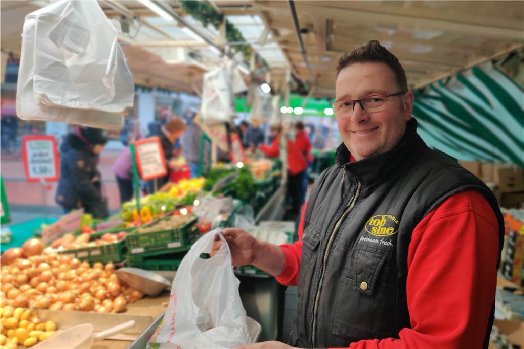 Bonpflicht trifft in Lünen auf wenig Gegenliebe - Händler kritisieren neues Gesetz Beim Marktstand von Thomas Fränzer gibt es noch keine Kassenbons, weil hier das System der offenen Kasse zum Einsatz kommt.