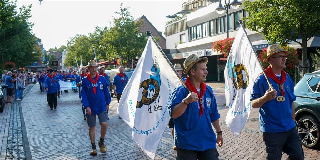 Kirchhellener Blaukittel sorgten für Stimmung am Wochenende Beim Marsch durch das Dorf genossen die Brezelbrüder die volle Aufmerksamkeit der Kirchhellener.