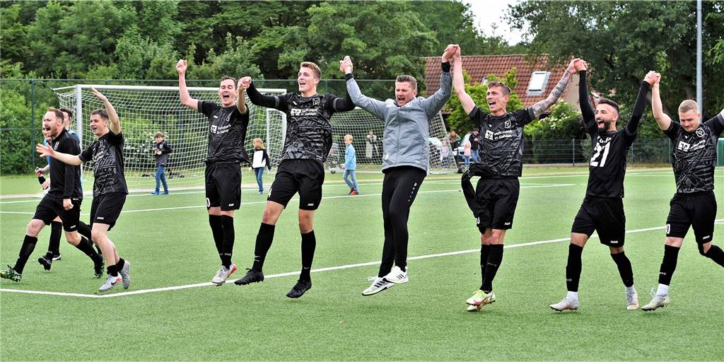 Dieser Spielerwechsel tut dem TuS Gahlen weh Spieler des TuS Gahlen bejubeln den Aufstieg in die Bezirksliga