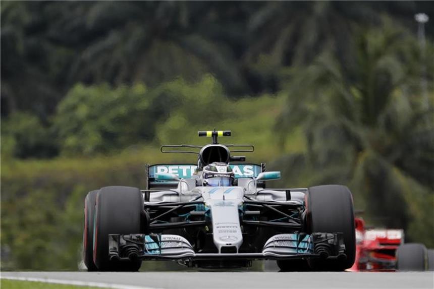 Bottas vor Strafversetzung in Japan Beim Mercedes vom Finnen Valtteri Bottas wurde regelwidrig das Getriebe getauscht. Foto: Vincent Thian