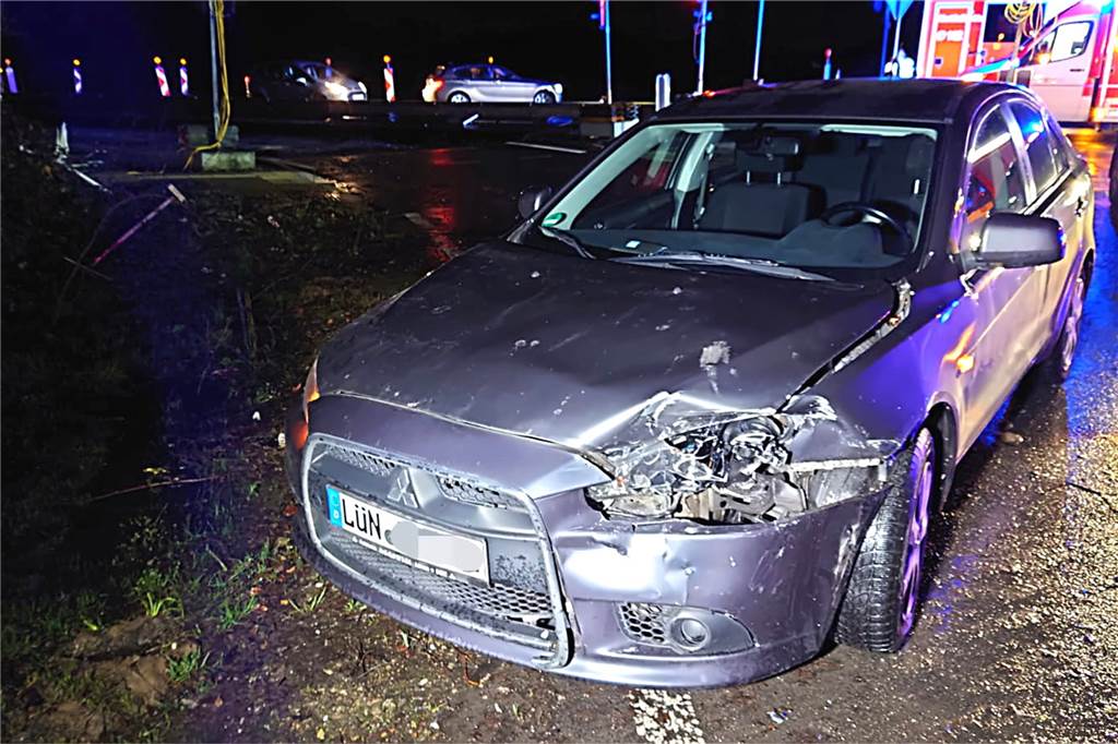 Unfall auf B236: 19-Jährige übersieht Gegenverkehr beim Abbiegen Beim Mitsubishi waren die Schäden nach dem Unfall deutlich sichtbar.