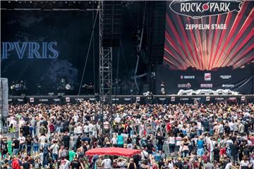 Beim Musikfestival Rock im Park feiern die Fans auch am Samstag fröhlich. Das Wetter spielt mit. Foto: Nicolas Armer