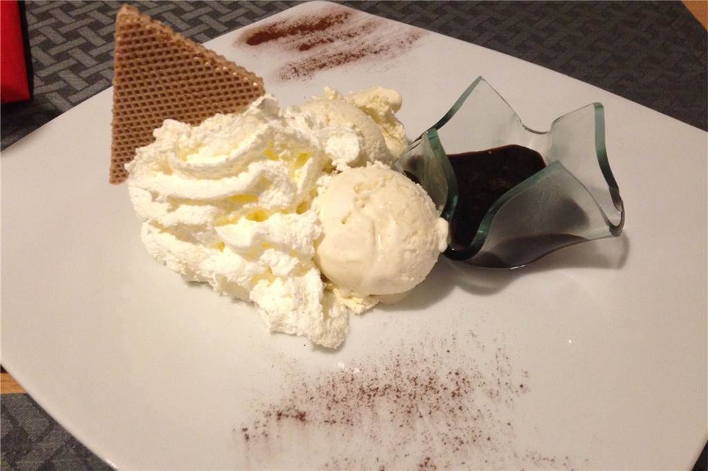 Das Restaurant Külpmanns setzt auf solide Ruhrpott-Küche ohne Schnickschnack Beim Nachtisch wird die Schokoladensoße in einem extra Schälchen gereicht.
