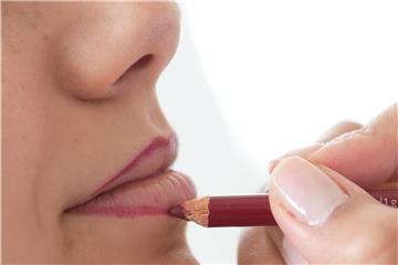 Beim Nachziehen der Lippenkonturen sollte man nicht gleich eine ganze Linie durchziehen, sondern mit kurzen, aufeinanderfolgenden Bewegungen arbeiten. Foto: Marius Becker