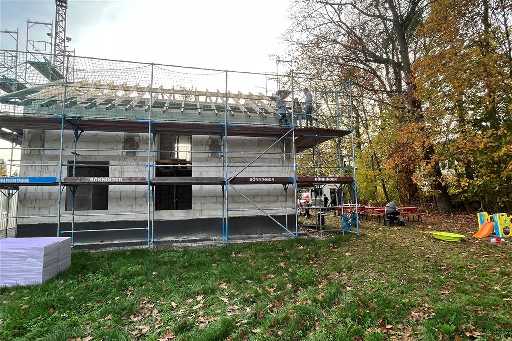 Junge Familie baut Haus in Cappenberg: „Wir haben uns sofort verliebt" Beim Neubau am Buschkamp konnte Ende Oktober Richtfest gefeiert werden.