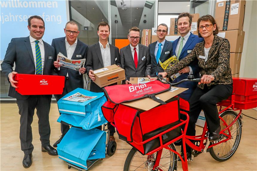Beim Neujahrsempfang des Medienhauses Lensing: (v.l.) Christian Haarmann von der Geschäftsführung, Chefredakteur Dr. Wolfram Kiwit, Dr. Kai Hudetz, Christoph Sandmann und Dr. Daniel Süper von der Geschäftsführung, Verleger Lambert Lensing-Wolff und Bürgermeisterin Birgit Jörder.