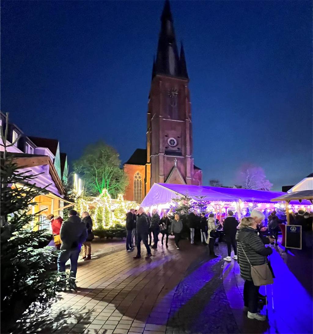 Im Herbst und Winter stehen einige Veranstaltungen im Kalender Beim Nikolausmarkt 2022 gibt es nicht ganz so viele Lichter wie sonst, aber doch eine stimmungsvolle Beleuchtung.