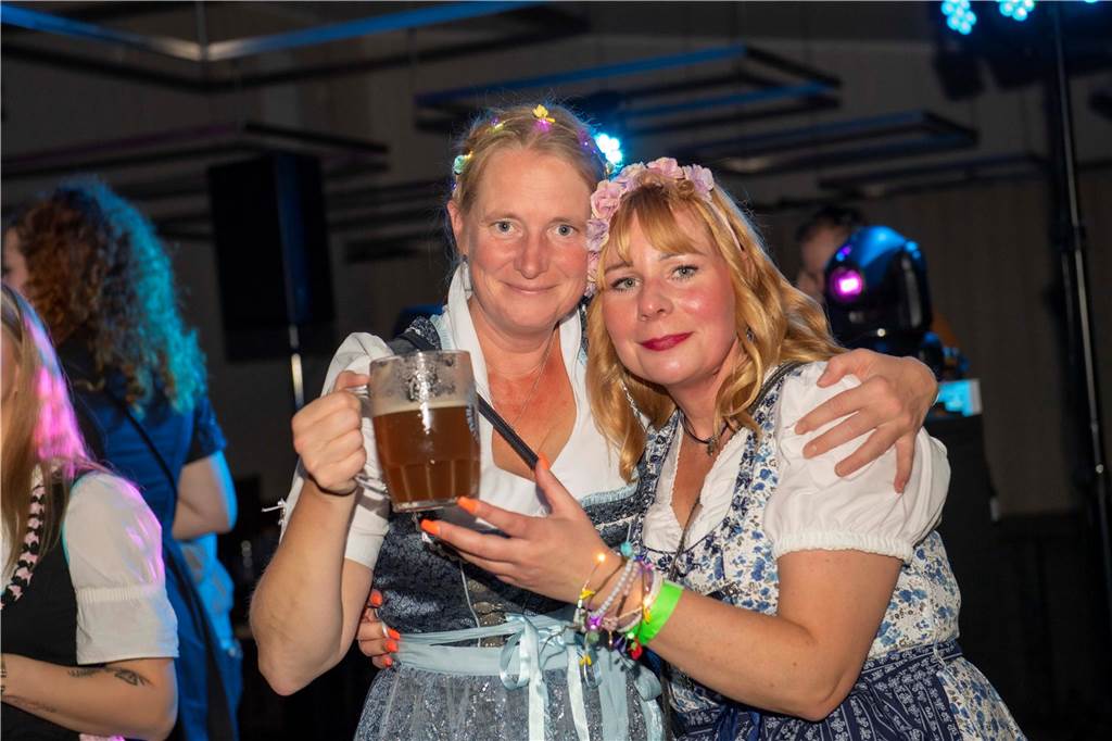 Schöne Bilder vom Oktoberfest der Schützen Haltern: Dirndl und Lederhosen im Gildehaus
