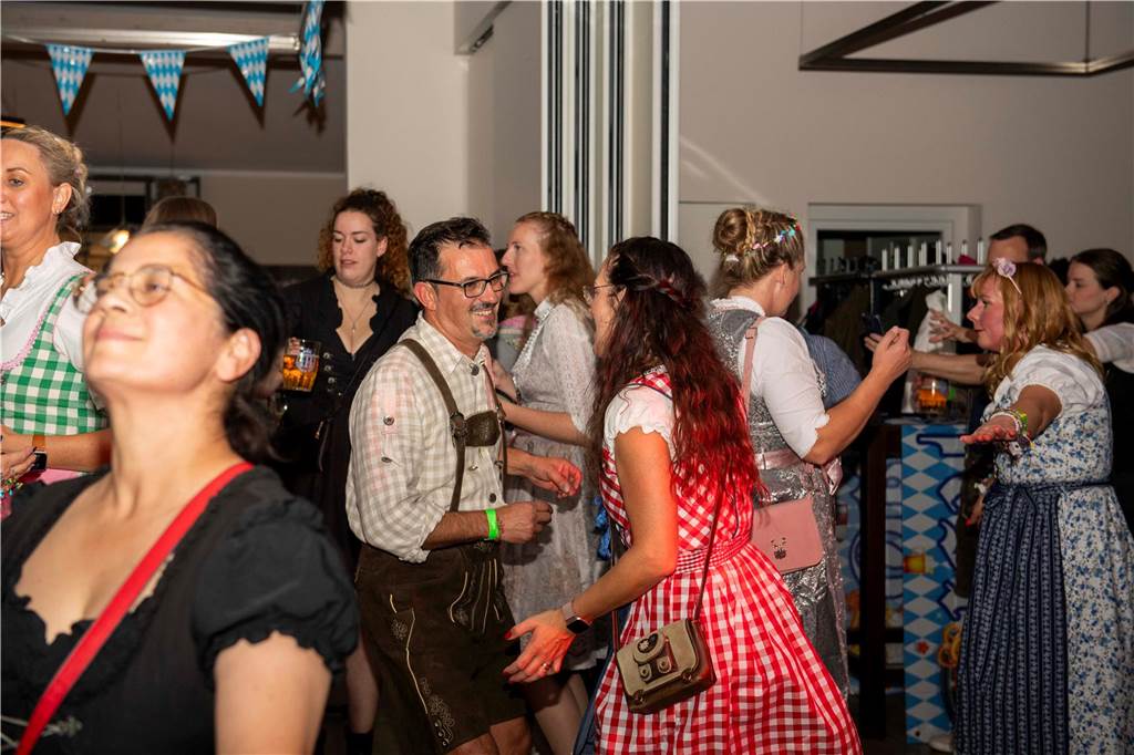 Schöne Bilder vom Oktoberfest der Schützen Haltern: Dirndl und Lederhosen im Gildehaus