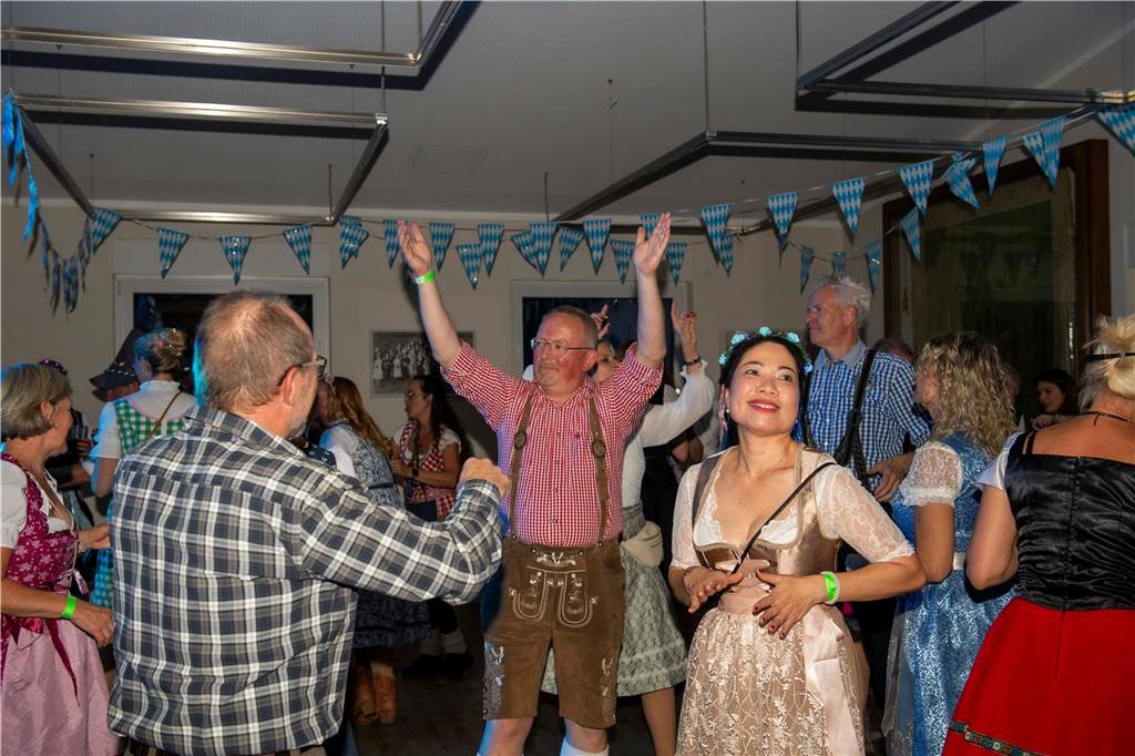 Schöne Bilder vom Oktoberfest der Schützen Haltern: Dirndl und Lederhosen im Gildehaus