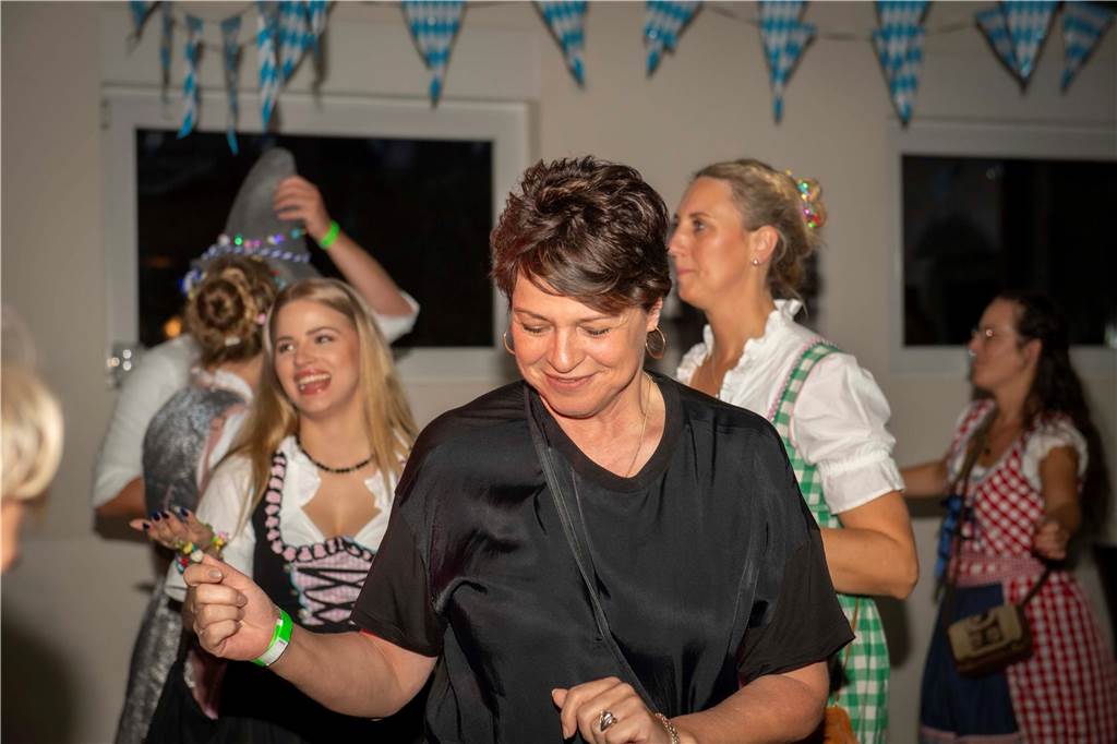 Schöne Bilder vom Oktoberfest der Schützen Haltern: Dirndl und Lederhosen im Gildehaus