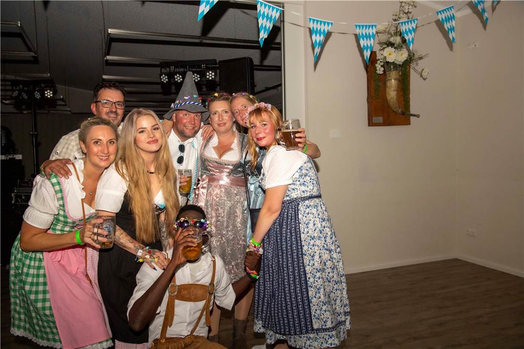 Schöne Bilder vom Oktoberfest der Schützen Haltern: Dirndl und Lederhosen im Gildehaus