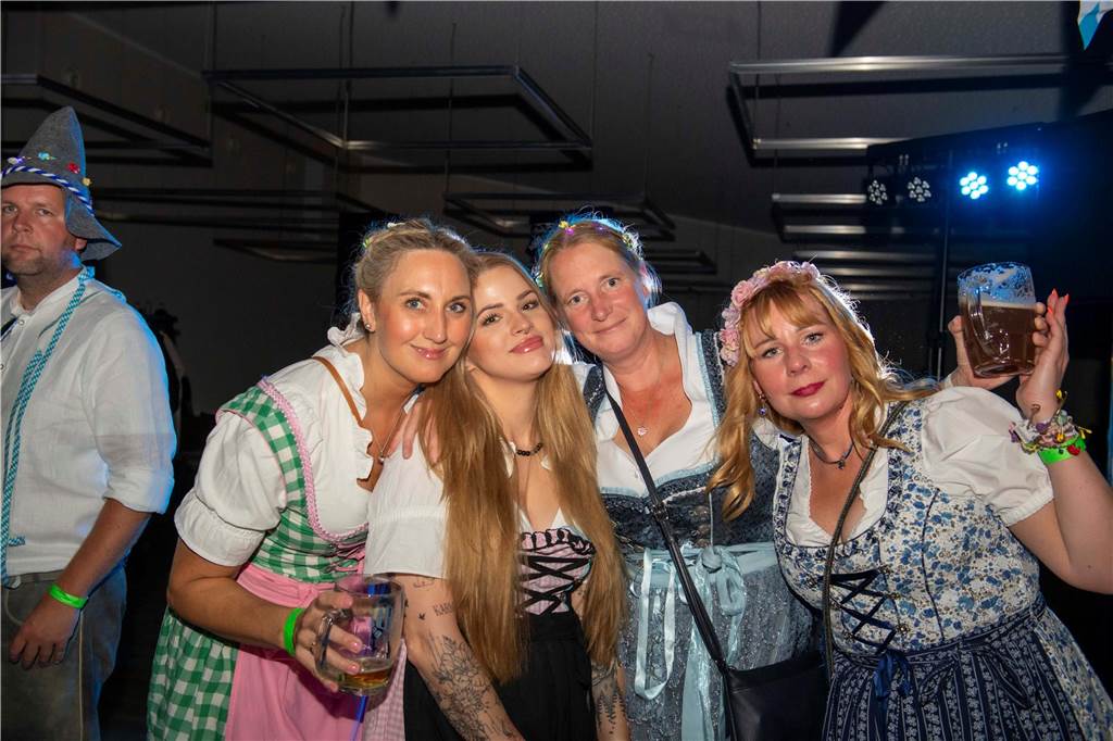 Schöne Bilder vom Oktoberfest der Schützen Haltern: Dirndl und Lederhosen im Gildehaus