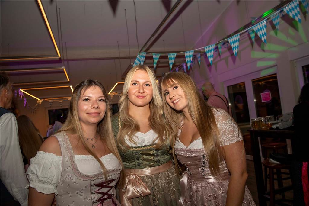 Schöne Bilder vom Oktoberfest der Schützen Haltern: Dirndl und Lederhosen im Gildehaus