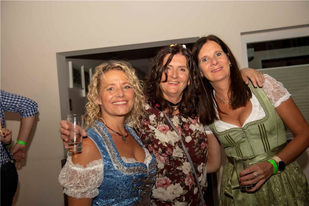 Schöne Bilder vom Oktoberfest der Schützen Haltern: Dirndl und Lederhosen im Gildehaus