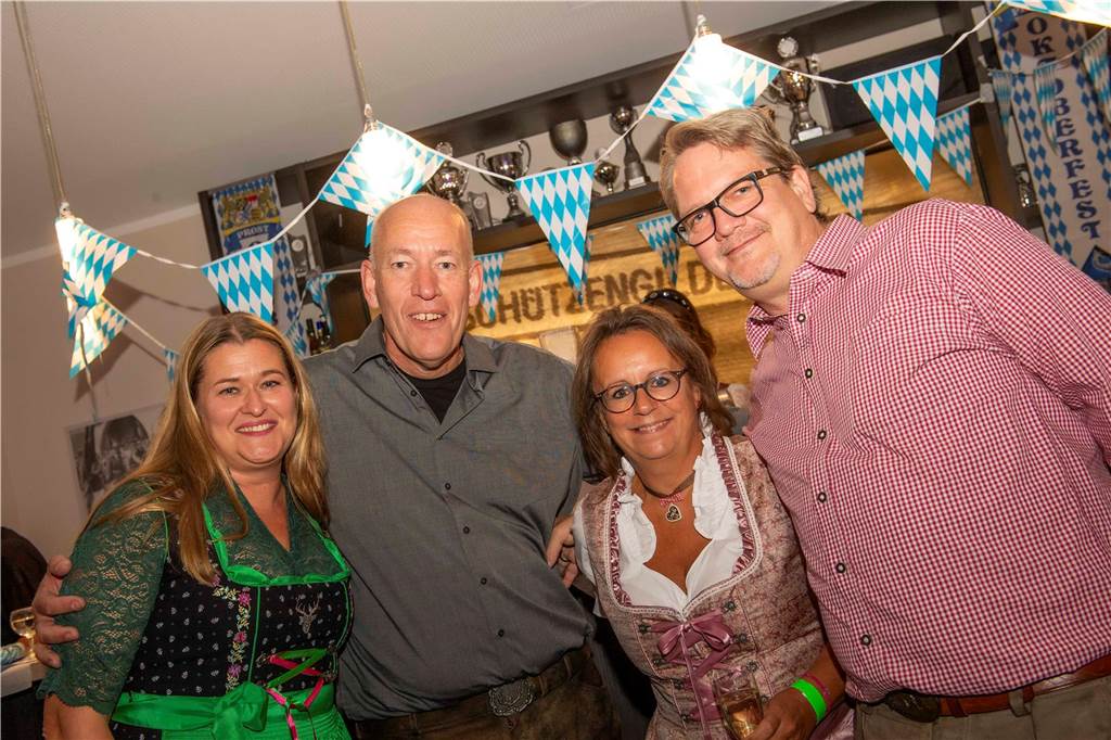 Schöne Bilder vom Oktoberfest der Schützen Haltern: Dirndl und Lederhosen im Gildehaus
