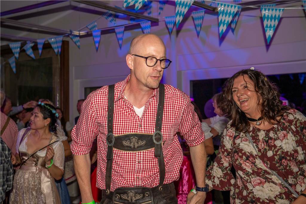 Schöne Bilder vom Oktoberfest der Schützen Haltern: Dirndl und Lederhosen im Gildehaus