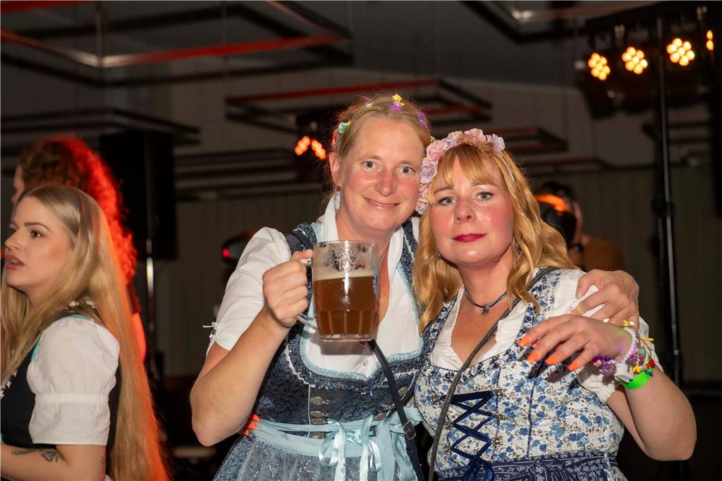 Schöne Bilder vom Oktoberfest der Schützen Haltern: Dirndl und Lederhosen im Gildehaus