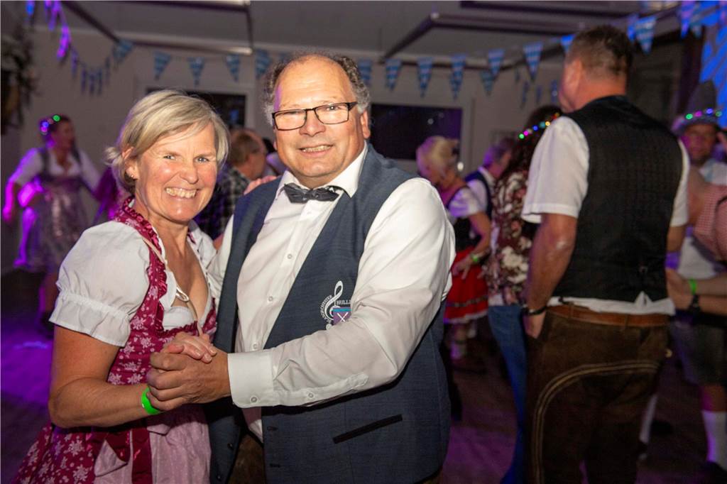 Schöne Bilder vom Oktoberfest der Schützen Haltern: Dirndl und Lederhosen im Gildehaus
