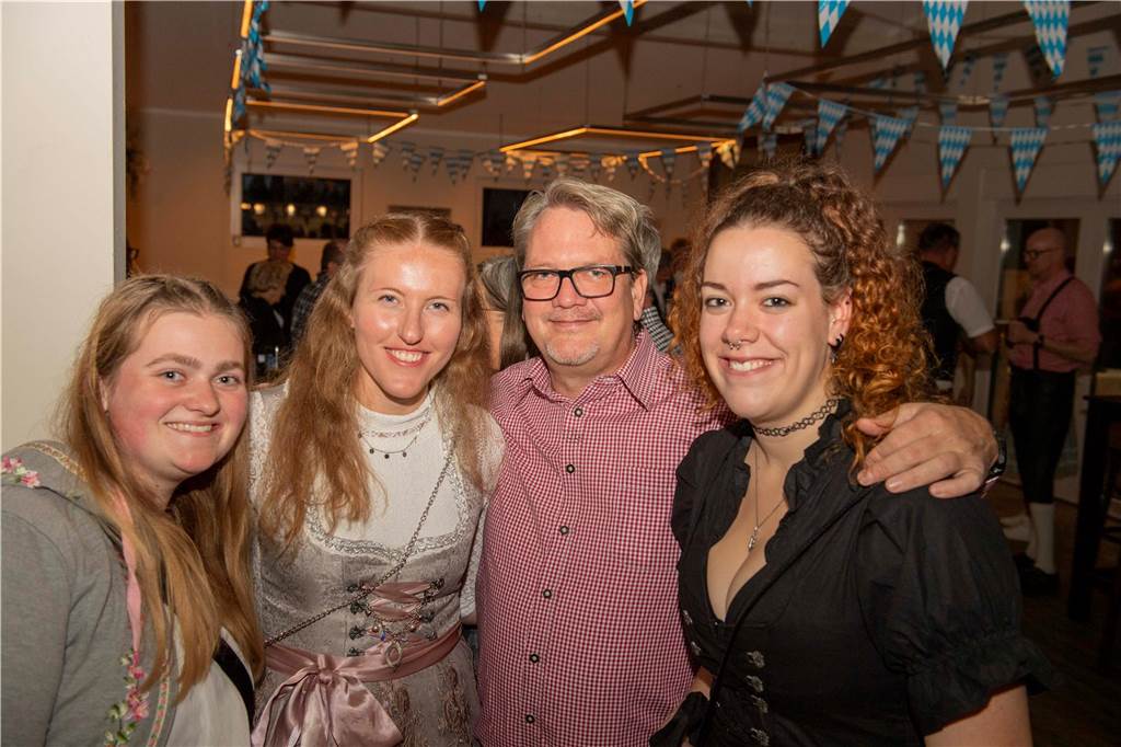 Schöne Bilder vom Oktoberfest der Schützen Haltern: Dirndl und Lederhosen im Gildehaus