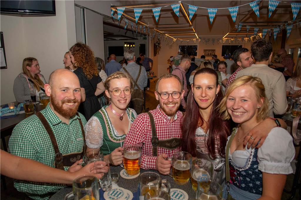Schöne Bilder vom Oktoberfest der Schützen Haltern: Dirndl und Lederhosen im Gildehaus