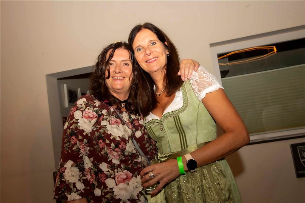 Schöne Bilder vom Oktoberfest der Schützen Haltern: Dirndl und Lederhosen im Gildehaus