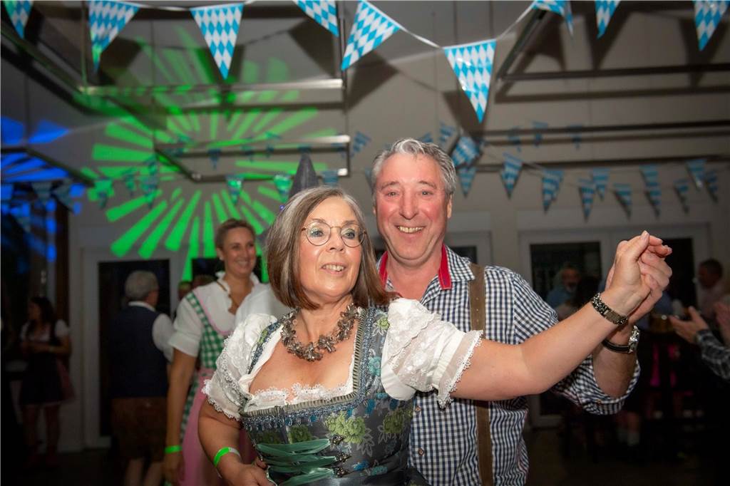 Schöne Bilder vom Oktoberfest der Schützen Haltern: Dirndl und Lederhosen im Gildehaus