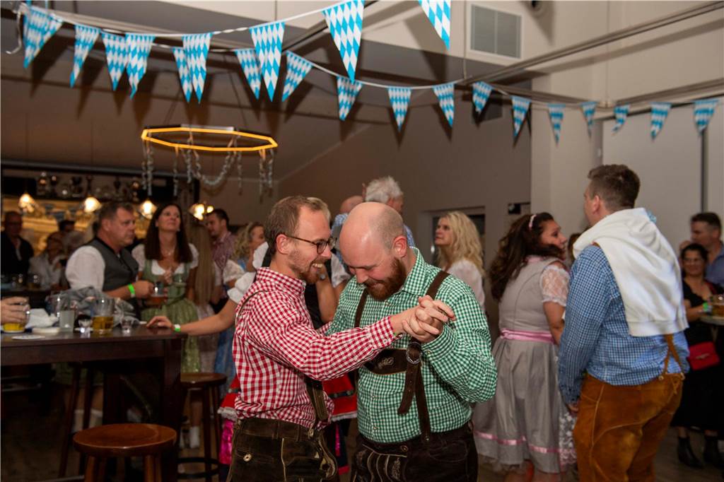 Schöne Bilder vom Oktoberfest der Schützen Haltern: Dirndl und Lederhosen im Gildehaus