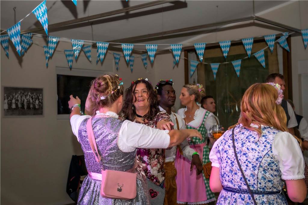 Schöne Bilder vom Oktoberfest der Schützen Haltern: Dirndl und Lederhosen im Gildehaus