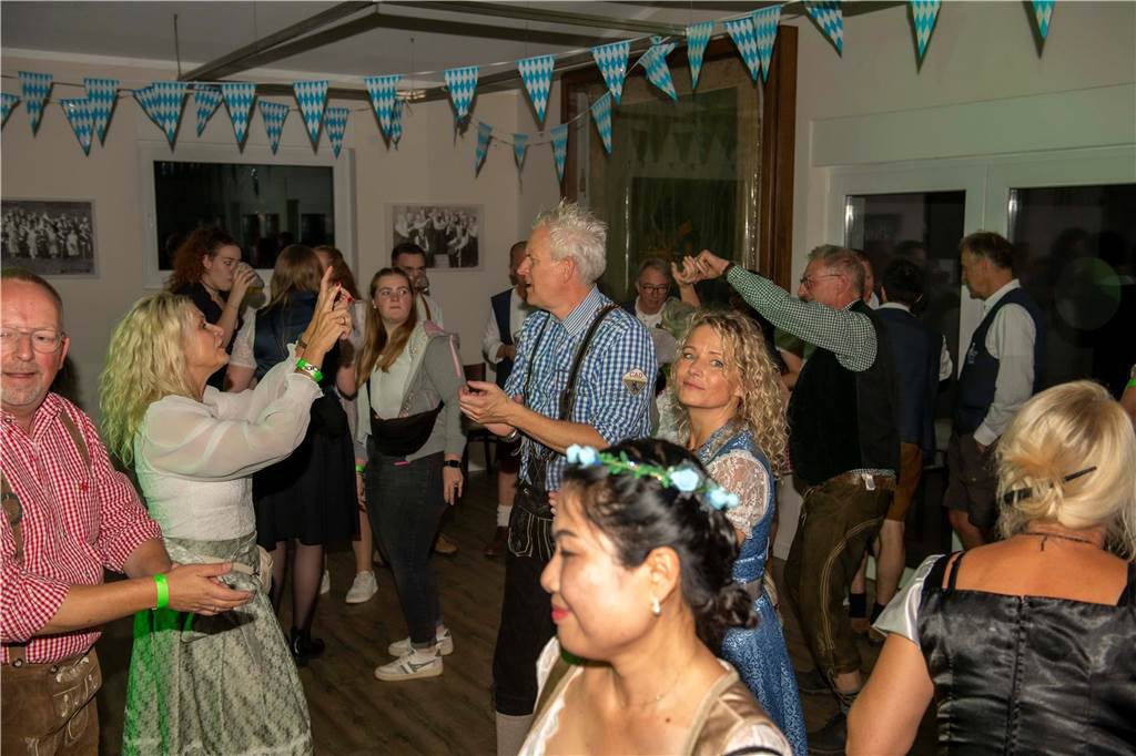 Schöne Bilder vom Oktoberfest der Schützen Haltern: Dirndl und Lederhosen im Gildehaus